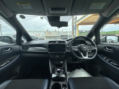 リーフ(ニッサン)中古車 後席から見た前席