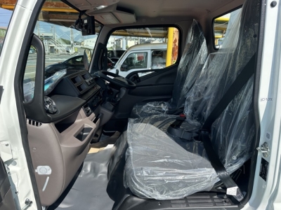 キャンター(三菱)レンタ登録済未使用車 前席内装
