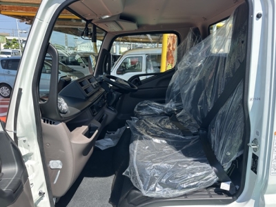 キャンター(三菱)登録済未使用車 前席内装