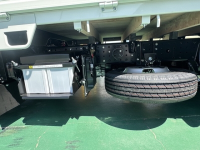 キャンター(三菱)登録済未使用車 後席内装