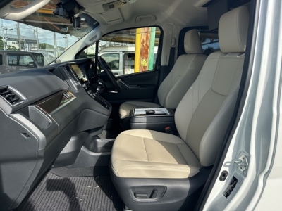 グランエース(トヨタ)中古車 前席内装