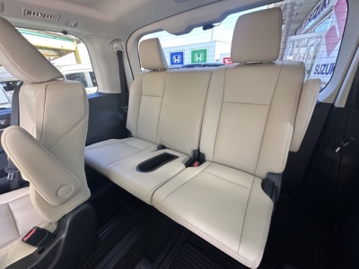 グランエース(トヨタ)中古車 後席から見た前席