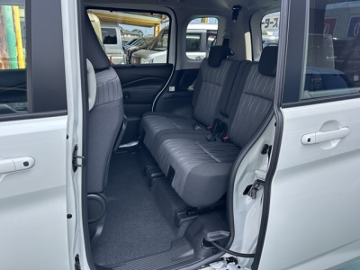新型ソリオ(スズキ)登録済未使用車 後席内装