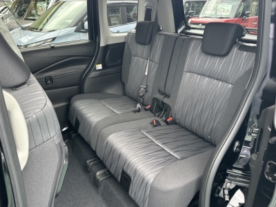 新型ソリオ(スズキ)登録済未使用車 後席内装