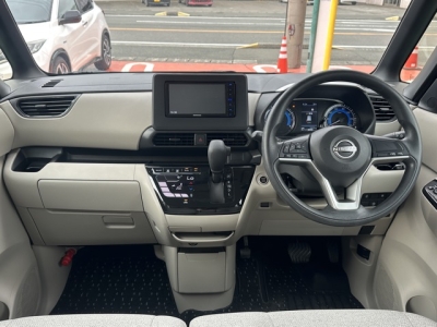 新型ルークス(ニッサン)中古車 後席から見た前席