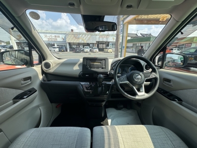 デイズ(ニッサン)中古車 後席から見た前席
