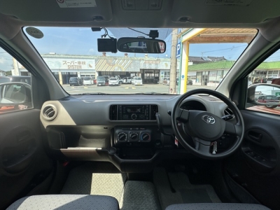 パッソ(トヨタ)中古車 後席から見た前席