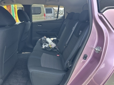 リーフ(ニッサン)中古車 後席内装
