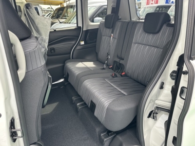 新型ソリオ(スズキ)登録済未使用車 後席内装