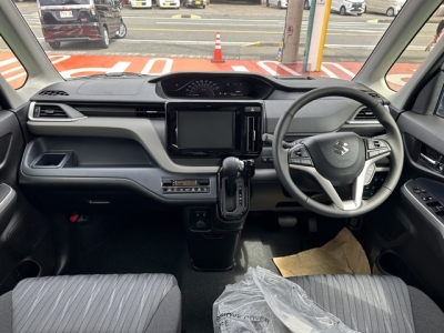 新型ソリオ(スズキ)登録済未使用車 後席から見た前席