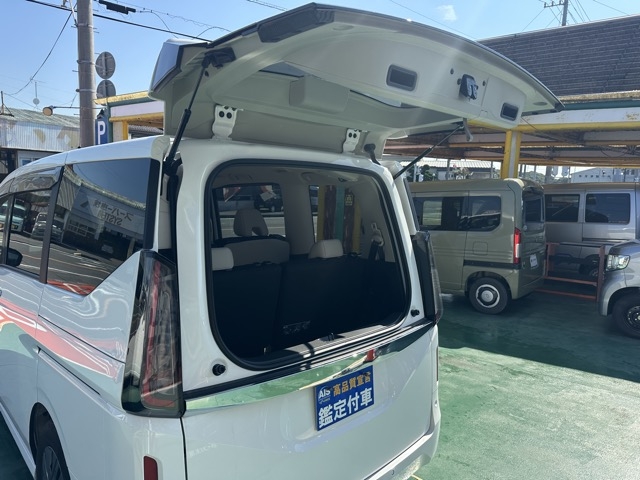セレナ(ニッサン)中古車 9
