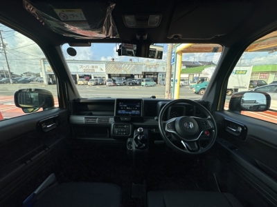 N-VAN(ホンダ)中古車 後席から見た前席