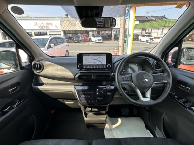 ekクロス(三菱)中古車 後席から見た前席