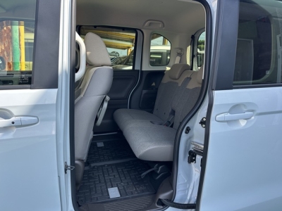 N-BOX(ホンダ)中古車 後席内装