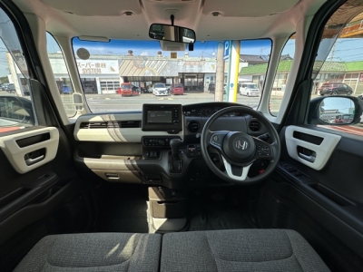 N-BOX(ホンダ)中古車 後席から見た前席