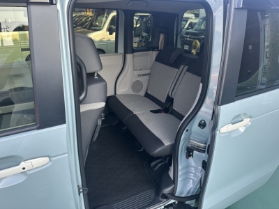 新型N-BOX(ホンダ)中古車 後席内装
