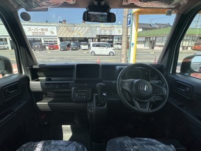 N-VAN(ホンダ)届出済未使用車 後席から見た前席