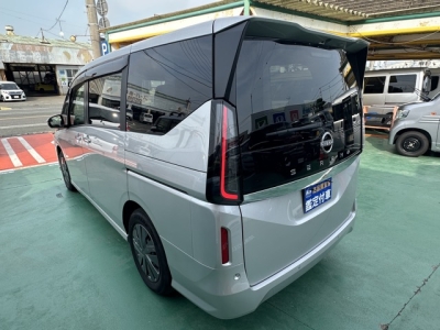 セレナ(ニッサン)中古車 後方