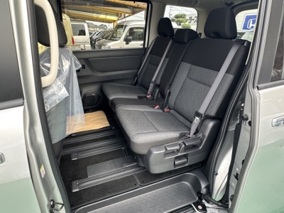 セレナ(ニッサン)中古車 後席内装