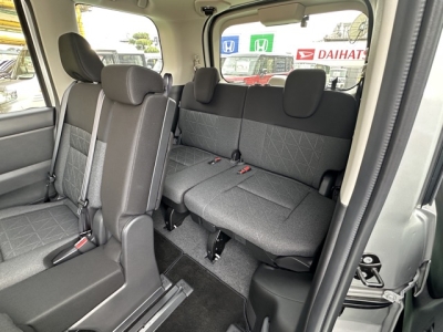 セレナ(ニッサン)中古車 後席から見た前席