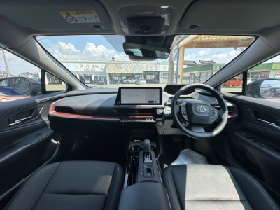 プリウス(トヨタ)中古車 後席から見た前席