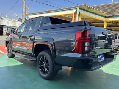 トライトン(三菱)登録済未使用車 後方