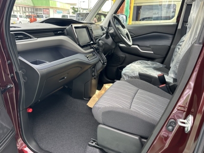 新型ソリオ(スズキ)登録済未使用車 前席内装