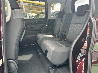 新型ソリオ(スズキ)登録済未使用車 後席内装