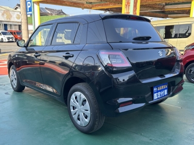 新型スイフト(スズキ)中古車 後方