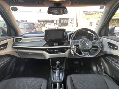 新型スイフト(スズキ)中古車 後席から見た前席
