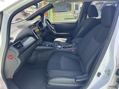 リーフ(ニッサン)中古車 前席内装