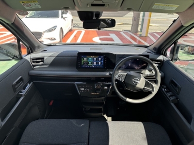 サクラ(ニッサン)中古車 後席から見た前席