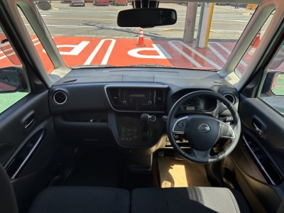 デイズルークス(ニッサン)中古車 後席から見た前席