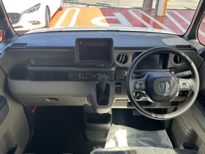 N-BOX(ホンダ)届出済未使用車 後席から見た前席