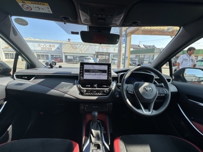 カローラスポーツ(トヨタ)中古車 後席から見た前席