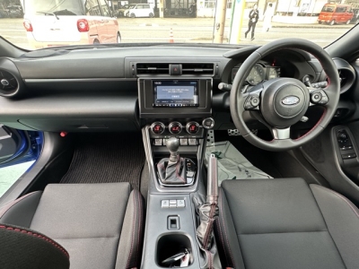 BRZ(スバル)中古車 後席から見た前席