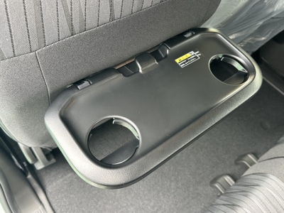 新型ソリオ(スズキ)登録済未使用車 後席から見た前席
