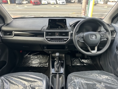 WR-V(ホンダ)登録済未使用車 後席から見た前席