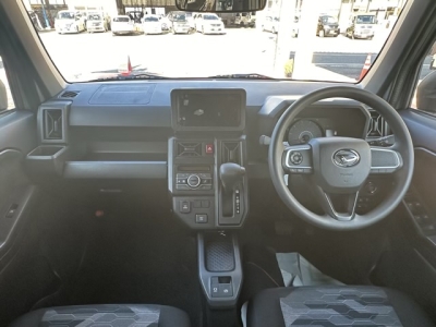 タフト(ダイハツ)新車見本展示無 後席から見た前席