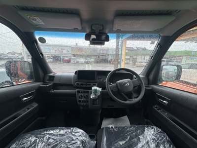 アトレー(ダイハツ)届出済未使用車 後席から見た前席