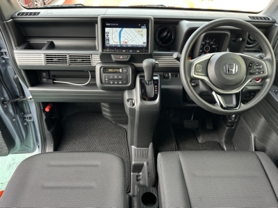 N-VAN(ホンダ)中古車 後席から見た前席