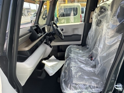 新型N-BOX(ホンダ)届出済未使用車 前席内装