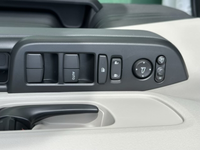 新型N-BOX(ホンダ)届出済未使用車 後席から見た前席