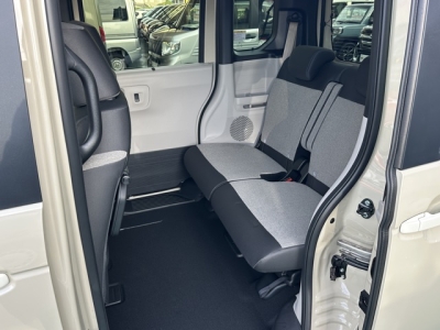 新型N-BOX(ホンダ)届出済未使用車 後席内装