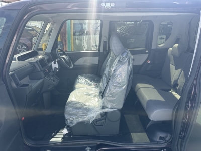 タント(ダイハツ)届出済未使用車 後席から見た前席