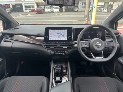 オーラ(ニッサン)中古車 後席から見た前席