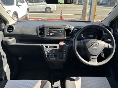 ミライース(ダイハツ)中古車 後席から見た前席