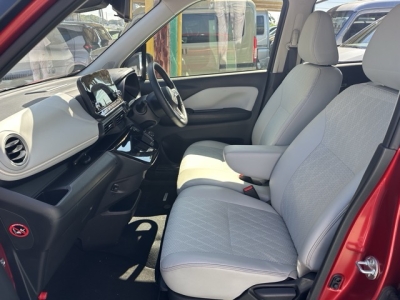 eKクロス(三菱)中古車 前席内装