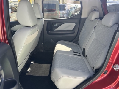 eKクロス(三菱)中古車 後席内装