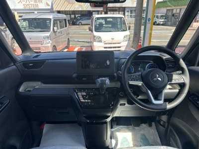 デリカミニ(三菱)届出済未使用車 後席から見た前席